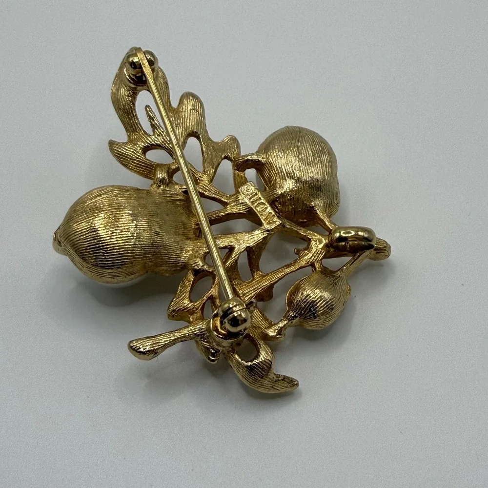 Avon Vintage Gold Tone Faux Pearl Acorn Oak Leaf Brooch Pin Pendant Loop